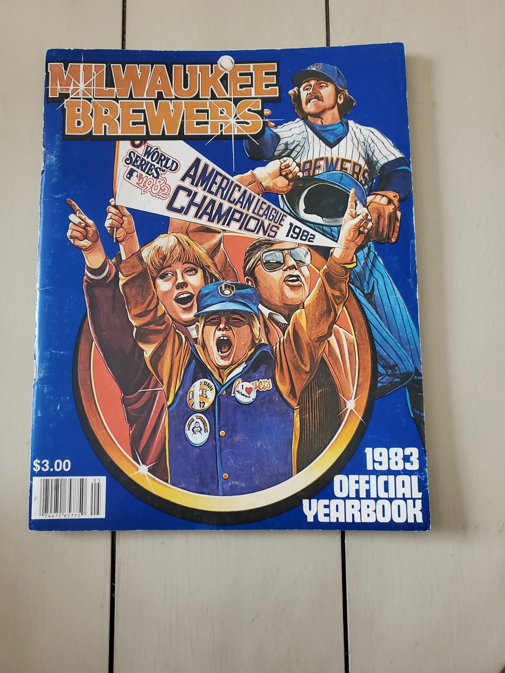 MLB - Milwaukee Brewers Official Yearbook - 1983 - (Robin Yount Cover)